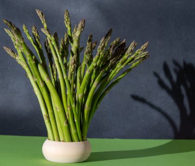 Bir sürü yeşil kuşkonmaz. Taze bahar sebze arkaplanı