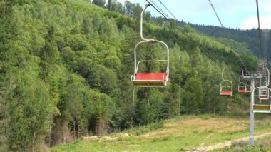 Cableway Karpat Dağları. Tepeler ve orman. Doğa Ukrayna