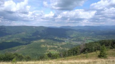 Dağlar Karpatlar 'a kadar uzanır. Tepeler, orman. Mavi gökyüzü