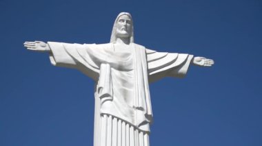 Mavi gökyüzüne karşı İsa 'nın heykeli. Ukrayna, Truskavets - 7 Ağustos 2024