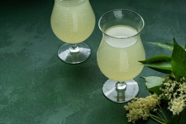 Karbonatlı mürver çiçeği içeceği. Gözlüklü yaz kvass 'ı. Köpüklü ev yapımı soğuk hugo suyu..