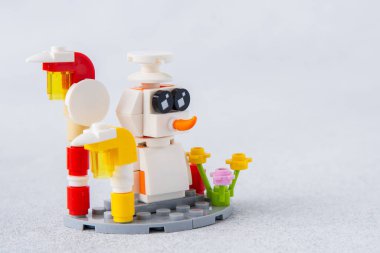 Küçük tuğlalardan ve detaylardan Kardan Adam Lego inşaatçısı. Çocuklar el sanatları. Oyun oyuncağı. Çocuk inşaatçısı tuğlası. Ukrayna, Kyiv - 17 Ocak 2024