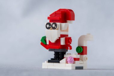 Noel Baba. Mini tuğlalardan ve detaylardan Lego yapıcı. Çocuklar el sanatları. Oyun oyuncağı. Çocuk inşaatçısı tuğlası. Ukrayna, Kyiv - 17 Ocak 2024