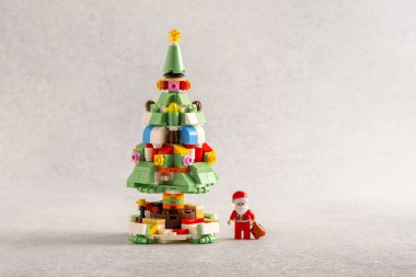 Noel ağacı oyuncağı. Mini tuğlalardan Lego inşaatçısı. Çocuklar el sanatları. Oyun bitti. Ukrayna, Kyiv - 17 Ocak 2024