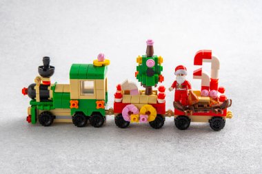 Noel ağacı ve Noel Baba oyuncak eğitmeni. Mini tuğlalardan Lego inşaatçısı. Çocuklar el sanatları. Oyun bitti. Ukrayna, Kyiv - 17 Ocak 2024