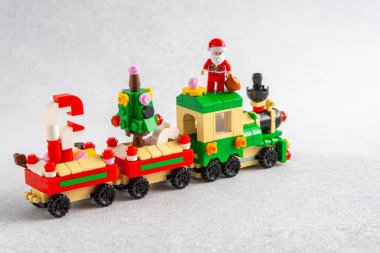 Noel ağacı ve Noel Baba oyuncak eğitmeni. Mini tuğlalardan Lego inşaatçısı. Çocuklar el sanatları. Oyun bitti. Ukrayna, Kyiv - 17 Ocak 2024