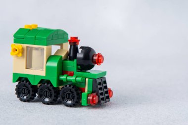 Mini tuğlalardan ve detaylardan Lego tren inşaatçısı. Çocuklar el sanatları. Oyun oyuncağı. Çocuk inşaatçısı tuğlası. Ukrayna, Kyiv - 17 Ocak 2024