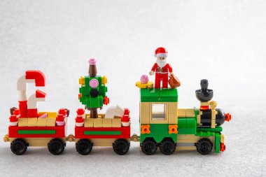 Noel ağacı ve Noel Baba oyuncak eğitmeni. Mini tuğlalardan Lego inşaatçısı. Çocuklar el sanatları. Oyun bitti. Ukrayna, Kyiv - 17 Ocak 2024