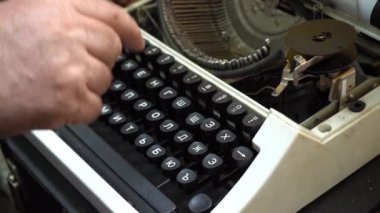 Eski daktilo. El yazısı. Klavye harfi