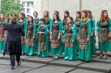 Ukraynalı genç kızlar korosu sokaklarda şarkı söylüyor. Nakış ulusal giyim. Singer Group müzik okulu öğretmeni. Ukrayna, Kyiv - 4 Haziran 2024