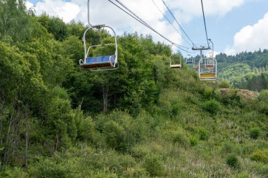 Kablodan Carpathian Dağı zirvesine. Hills Ormanı. Doğa yazı. İki kişilik sallanan koltuk