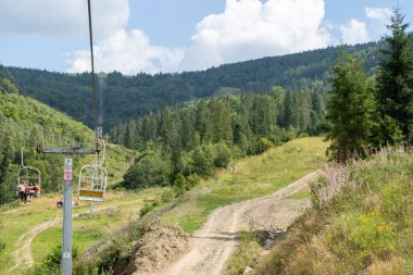 Kablodan Carpathian Dağı zirvesine. Hills Ormanı. Doğa yazı. Visoky Verkh köyündeki kayakçılar için Zakhar Berkut Dağı 'na kaldırma. Ukrayna, Slavske - 8 Ağustos 2024