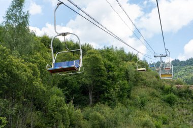Kablodan Carpathian Dağı zirvesine. Hills Ormanı. Doğa yazı. Boş kabin