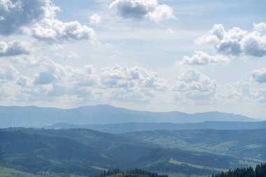 Dağların tepesindeki gökyüzü. Yeşil Orman Doğa Bulutu