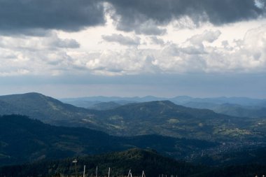 Dağlar Karpatlar 'a kadar uzanır. Tepeler, orman ve çayırlar. Yeşil vadi. Kara yağmurlu dağ
