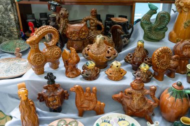 Farklı Ukrayna yemekleri. Çamur seramikleri yemek tabaklarını boyuyor. Islık çal, çarp ve heykel