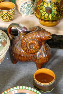 Dekan Ram. Hayvan şekilli biblo takımı. Şarap için Ukrayna yemekleri. Çamur seramik tabak dekoru boyama.