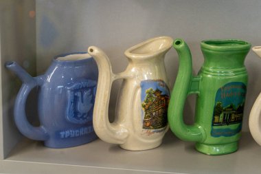 Kumanets kupası. Truskavets seramik bardağındaki pompa odasından maden suyu içmek için. Ukrayna, Truskavets - 10 Ağustos 2024