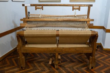 Tahta dokuma tezgahı. El yapımı eski bir makine. Yün dokuma