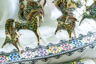 At şeklinde kil ıslık figürleri. Eski Ukrayna seramik hatırası