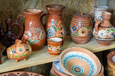 İçki için Decanter ve Jug. Farklı Ukrayna yemekleri hazırla. Çamur seramik dekoru. Çömlek