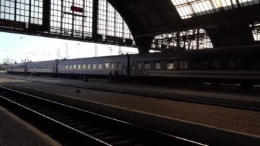 Ukrayna Ukrzaliznytsia treni istasyona varıyor. Tren istasyonunda. Ukrayna, Lviv - 12 Ağustos 2024
