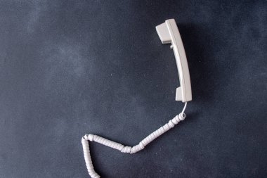 Kablosu olan bir telefon. Eski telefon. Siyah arkaplan kopyalama alanı.