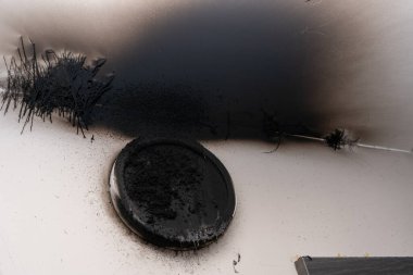 Yanmış LED lamba. Yangından sonra duvarda bir abajur lambası. Konut binasında kendiliğinden yanma ve yangın. Kapalı alanda elektrik kazası