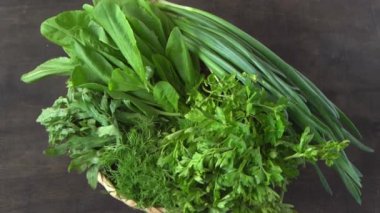 Yeşil soğan, ıspanak, maydanoz ve dereotu. Vitamin yiyeceği. Salata için sebze hazırlayın. Farklı yapraklar ayarla