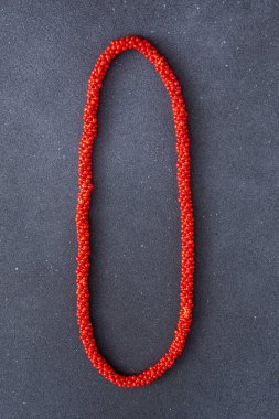 Siyah arkaplanda mercanların kırmızı boncukları