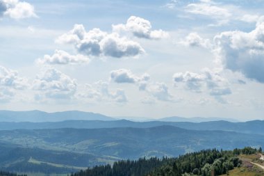 Dağların üzerindeki mavi gökyüzü. Karpatlar 'daki Yeşil Orman Doğa.