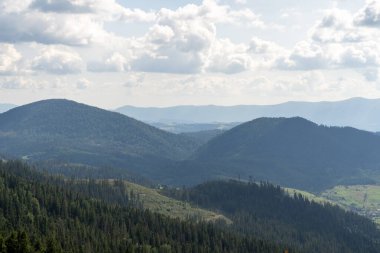 Dağlar Karpatlar 'a kadar uzanır. Tepeler, orman ve çayırlar. Yeşil mavi vadi. Ukrayna Köyü