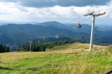 Dağlardaki Cableway Dağları Karpatlar için. Tepeler, orman ve çayırlar. Yeşil Vadi Ukrayna