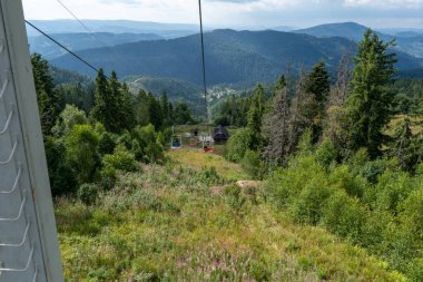 Kayak kaldırma kablosu. Dağlar Karpatlar 'a kadar uzanır. Tepeler, orman ve çayırlar. Yeşil vadi. Ukrayna Köyü