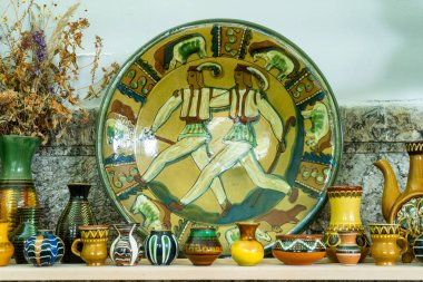 Çamur seramik dekoru. Karpatyalı Hutsuls eski Ukrayna tabak ve vazosu