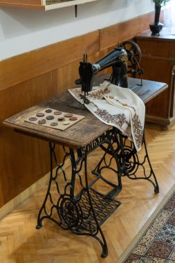 Yaşlı Singer dikiş makinesi. Ukrayna, Truskavets - 10 Ağustos 2024