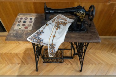 Yaşlı Singer dikiş makinesi. Ukrayna, Truskavets - 10 Ağustos 2024