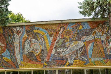 Binanın duvarında mozaik var. Çok renkli fayanslar. Ukrayna halkının evi. Ukrayna, Truskavets - 10 Ağustos 2024