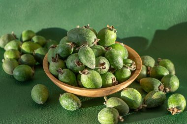 Fayjoa yeşil meyve kasesi. Diyet yemek. Guava hasadı. Taze egzotik bitki plakası.