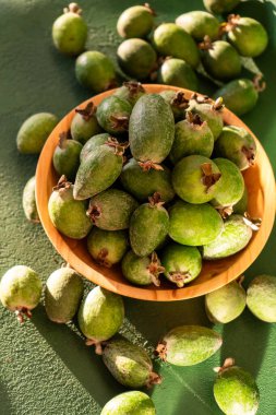 Fayjoa yeşil meyve kasesi. Diyet yemek. Guava tropikal hasat.