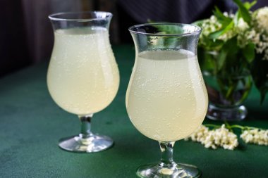 Karbonatlı mürver çiçeği içeceği. Gözlüklü yaz kvass 'ı. Köpüklü ev yapımı hugo suyu.