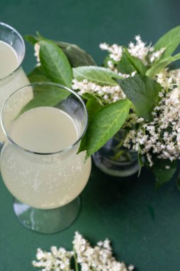 Karbonatlı mürver çiçeği içeceği. Gözlüklü yaz kvass 'ı. Ev yapımı köpüklü hugo suyu. Buza.