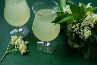 Karbonatlı mürver çiçeği içeceği. Gözlüklü yaz kvass 'ı. Ev yapımı köpüklü hugo suyu. Yeşil kokteyl