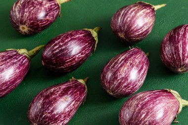 Şeritli patlıcan. Sebze yemeği. Soyunmuş patlıcan yeşili üst görünüm