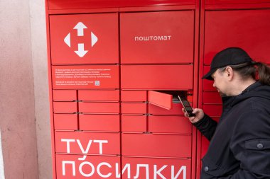 NOVA POSHTA paket terminalinden posta alınıyor. Temassız gönderme ve gönderme. Ukrayna, Kyiv - 23 Mart 2024
