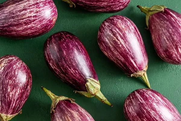 Şeritli patlıcan. Sebze yemeği. Soyunmuş patlıcanlar brinjals