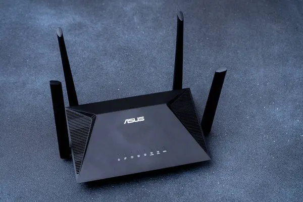 Kablosuz interneti bağlamak ve dağıtmak için Asus Router. Ukrayna, Kyiv - 27 Mart 2024.