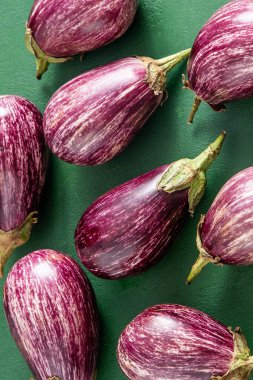 Şeritli patlıcan. Sebze yemeği. Sökülmüş taze patlıcan