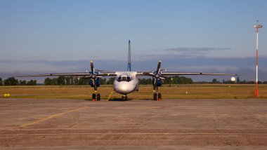 Ukrayna uçağı AN - 26 B. Uçak Antonov AN-26b havaalanı pistinde pervaneli. Ukrayna, Kyiv - 13 Ağustos 2020