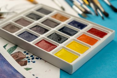 Yaratıcılık sanatı için suluboya resimler ve fırça çizimleri. Çizim ve el işi için kırtasiye ve malzeme